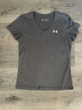 Women’s Small Loose Fit Under Armour V Neck Gray Heat‎ Gear Short Sleeve Shirt